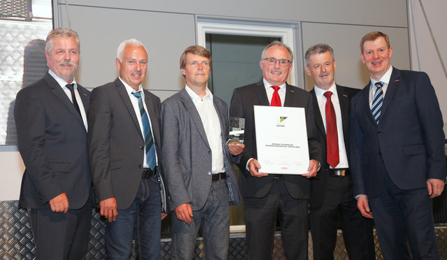 WKO-Obmann Herbert Mairhofer, Roland Schopper, Josef Starlinger und Dir. Walter Jungwirth (HTL Neufeldene) sowie WKOÖ-Direktor-Stv. Hermann Pühringer. | Foto: Foto: Mathe