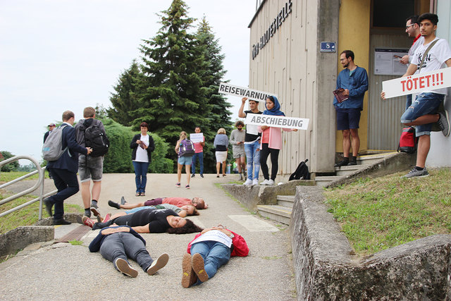 Sichtlich irritiert quetschen sich die morgendlichen Pendler an den "Toten" am Weg vorbei.
