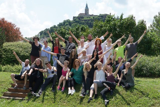 Das Ensemble des Musical Güssing tanzt die Nächte durch und ist im "Saturday Night Fever".