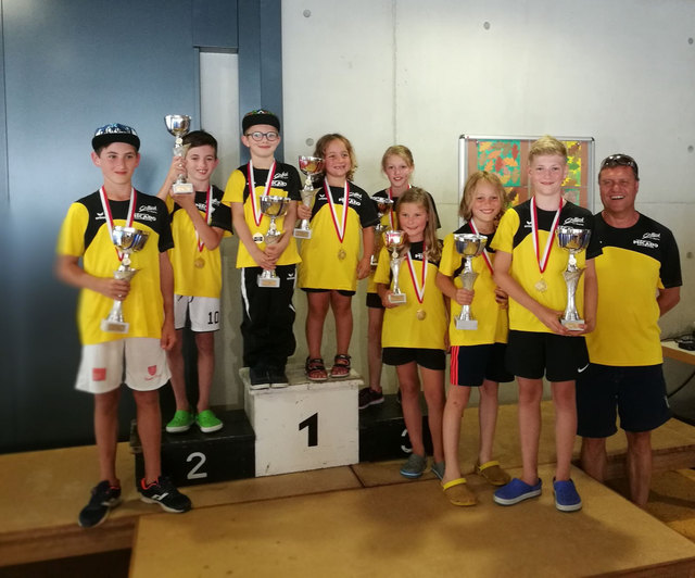 Die stolzen Pokalgewinner v.l.: Luis Preyer, Leo Preyer, Karl Kastner, Anna Nemmert, Theresa Riepler, Lea Tabernig, Matthäus Presslaber, Nico Tabernig und Trainer Pepi Mair.