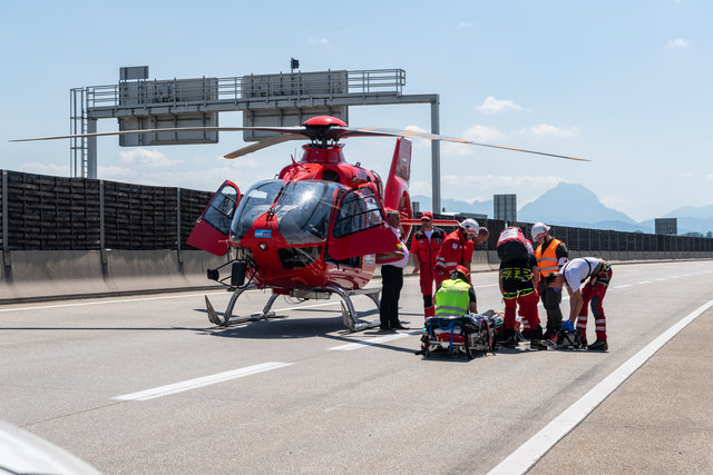 Der Rettungshubschrauber Martin 3 wurde angefordert, um einen Schwerverletzung ins Krankenhaus zu bringen. | Foto: Fotokerschi.at/Kerschbaummayr