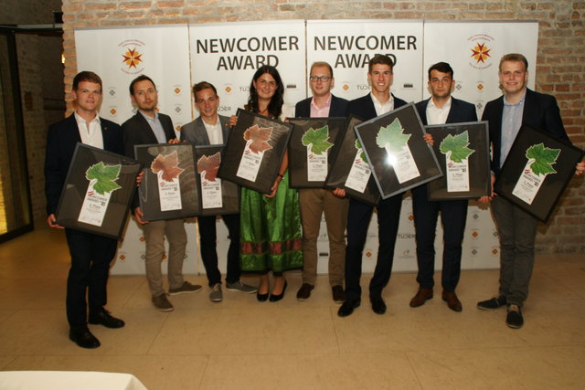 „Henne“ im Korb: Stefanie Gerdenits mit den anderen Preisträgern des Newcomer Awards 2018
