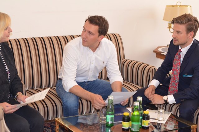 Besprechung