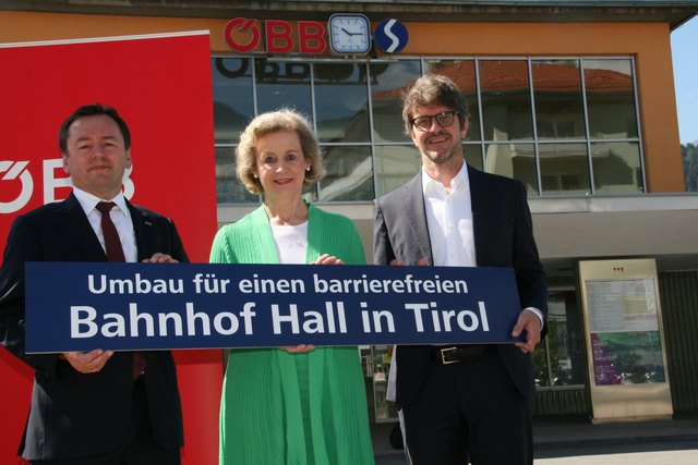 Hubert Hager (ÖBB), Bürgermeisterin Eva Posch und Verkehrsverbund Tirol Geschäftsführer Alexander Jug beim symbolischen Spatenstich – ab Mitte Juli wird der Bahnhof Hall in Tirol zu einer barrierefreien Mobilitätsdrehscheibe umgebaut