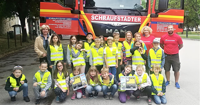 Direktorin Maria Stopka, Judith Schraufstädter und Lkw-Lenker Balint Fekete mit den Kindern der Volksschule Loretto | Foto: WKB