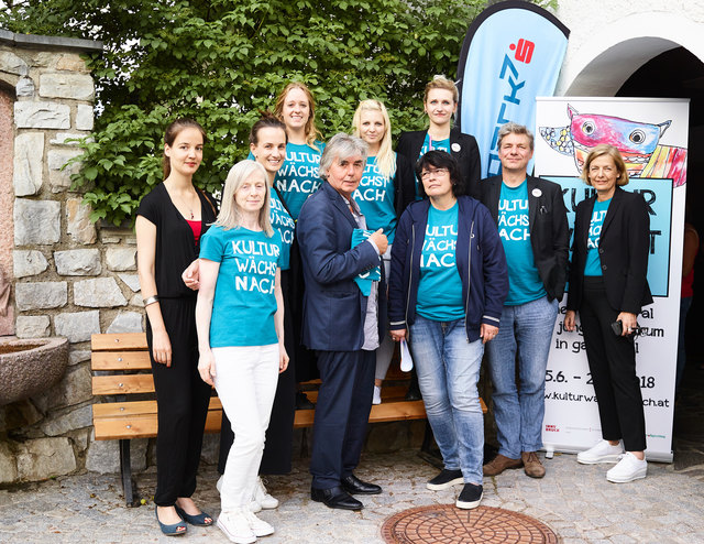 Hakon Hirzenberger (2.v.re.), der künstlerische Leiter des Festivals „Kultur wächst nach“, und sein Team, die Autorin Madeleine Weiler (li.), Claudia Hochreiter (2.v.li) und Dagmar Grohmann vom „Kultur.Werk.Axams“ freuen sich über ein gelungenes Gastspiel im Volkstheater Axams.