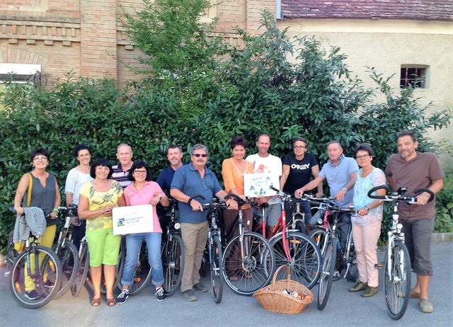 Gemeinderätin Christine Kiesenhofer (2. v. re) und Bürgermeister Adolf Viktorik (mitte) mit den Gemeinderäten und Zuhörern.
