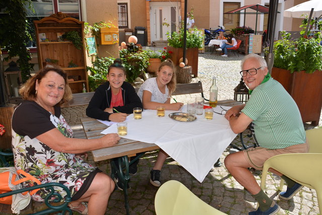 lse Taurer und Gerhard Kassegger im "Tratsch" mit NMS-Schülerinnen. | Foto: Peter Taurer