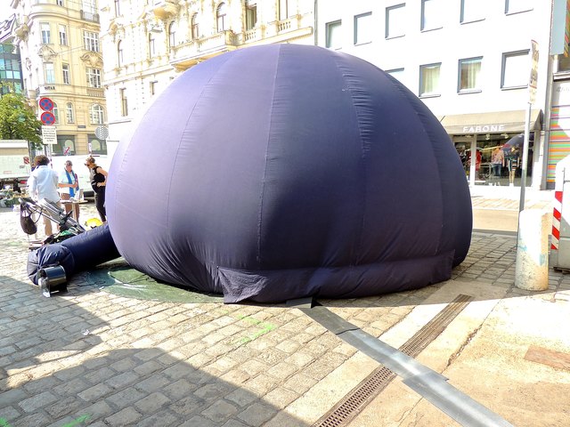 Pop-up Planetarium: Das kuppelförmige Zelt am Rochusmarkt lockte viele neugierige Leute an.