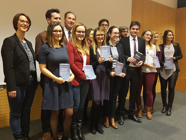 Wasser: Lehrende und Studierende bei der Buchpräsentation der interdisziplinären Studie zum Thema Wasser