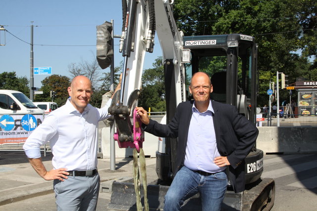 Die ersten Vorzeichen der Baustelle sind an der Ecke Winckelmannstraße und Linke Wienzeile, vor Ort waren Thomas Keller (MA 28) und Baustellenkoordinator Peter Lenz.