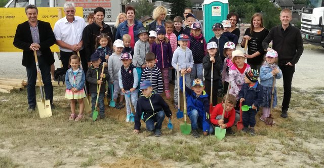 Die Kinder mit Vizebürgermeister Erich Haidinger, Bürgermeister Hermann Gindl, Kindergartenleiterin Maria Dolezal, geschäftsführender Gemeinderätin Patricia Mayer sowie Ausschussleiter Reinhard Hahn)