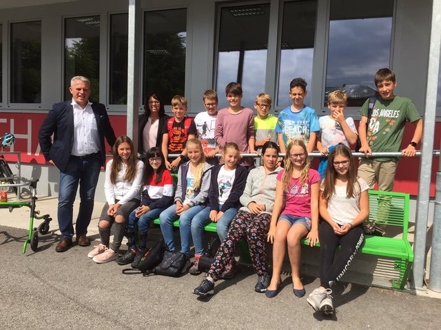 Thomas Haider, Gabriele Fellinger mit SchülerInnen der NMS St. Agatha.