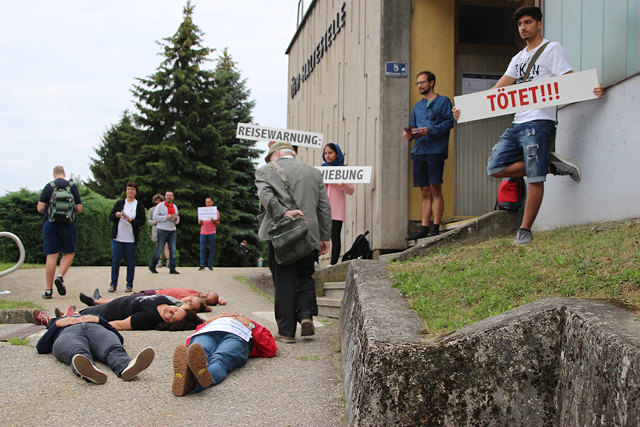 Der couragierte Protest verunsicherte viele Passanten, sorgte aber auch für Interesse und Verständnis.