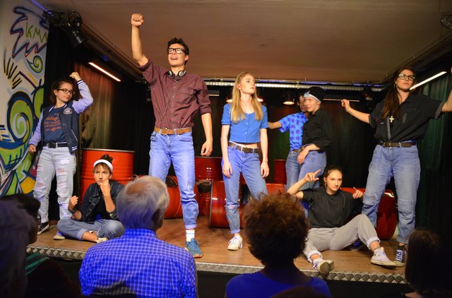 Acht junge Darsteller der Destination-Theatergruppe von Young Acting! bringen mit „Nichts. Was im Leben wichtig ist“ einen fesselnden Theaterabend auf die Bühne.