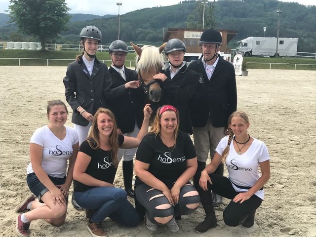 Die Wettkämpfer mit dem Team von horsense