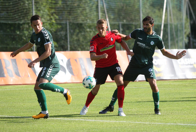 Der SC Freiburg mit Fast-WM-Fahrer Nils Petersen (Mitte) macht auch heuer in der Vorbereitung in Imst Station.