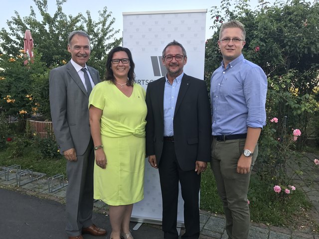 Der neugewählte Bezirksobmann Josef Kropf (2.v.r.) mit Landsobmann Peter Nemeth (links), Obmannstellvertreterin Sonja Wagner und Obmannstellvertreter Stefan Wiener. | Foto: Wirtschaftsbund