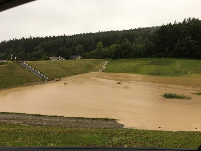 So zeigte sich das Rückhaltebecken nach den Starkregenfällen. Der Damm hielt, die Wassermassen flossen geordnet ab.