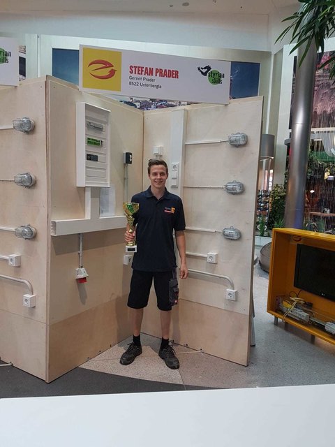 Stefan Prader, Mitarbeiter der Firma Elektro Technik Prader, holte sich beim Landeswettbewerb der Elektrotechniker den zweiten Platz.