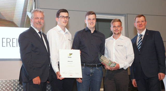 WKO-Obmann Herbert Mairhofer, Simon Baumgartner, Tobias Gahleitner und Lukas Stelzer (WEBerei) sowie WKOÖ-Dir.-Stv. Hermann Pühringer | Foto: Foto: Mathe