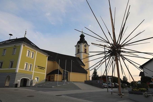 Das Kunstwerk von Beni Altmüller steht auf dem Marktplatz von St. Martin. | Foto: Foto: VOI