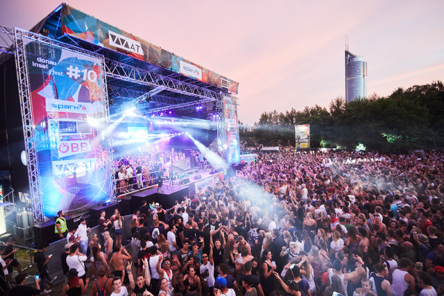 Alles strömt auf die Insel: Das kostenlose Open-Air-Festival verzeichnet jedes Jahr Millionen Besuche. | Foto: Andreas Jakwerth