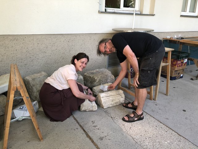 Constance Litschauer und Martin Mosser freuen sich über freigelegte römische Grubenverfüllungen.