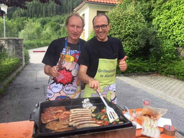 Sommerfest zum Semesterende am Campus Spittal - das Besondere daran: die Professoren bewirten die Studenten