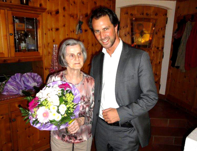 Bgm. Georg Dornauer bei der Gratulation für Maria Motz, die auch weiterhin in ihrem Geschäft stehen wird.