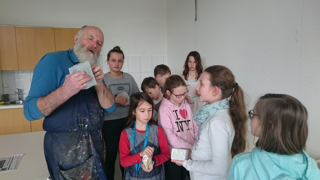 Hermann Eckerstorfer lädt die Schüler und Jugendlichen bei der Kunst- und Kreativwerkstätte ein, sich mit "Speckstein" kreativ auseinaderzusetzen und erklärt dessen Besonderheiten bei der Bearbeitung.