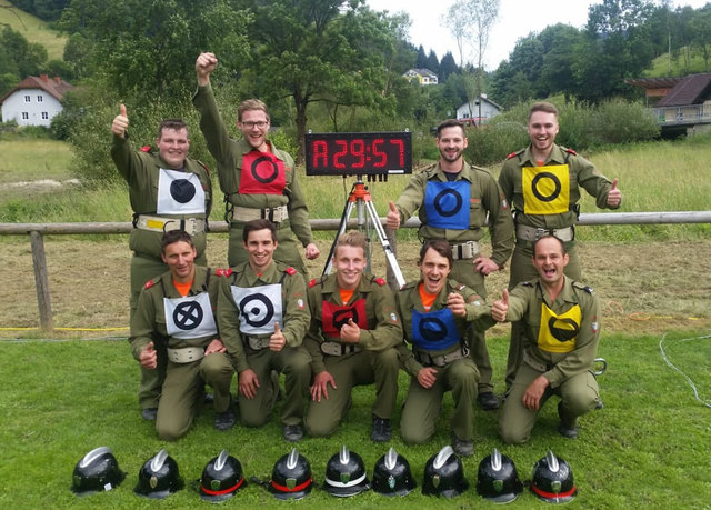 Jubelpose: Die erfolgreiche Truppe aus Kleinfrannach ist bereits heiß auf den Landesfeuerwehrleistungsbewerb.