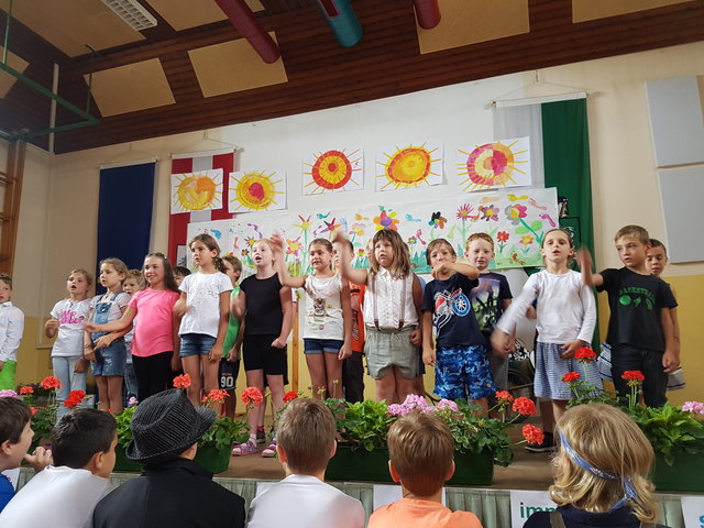 Ein Singspiel der Schüler begeisterte die Besucher der Schulabschlussfeier.