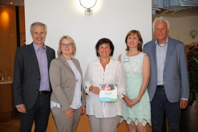 Gerald Zeininger, Geschäftsführung pro mente OÖ; Karin Rumpelsberger, Ressortleitung OÖGKK; Birgit Gerstorfer, Soziallandesrätin; Helga Pollheimer, Leitung mia; Christian Rachbauer, Geschäftsführung pro mente Reha GmbH (v.li.).