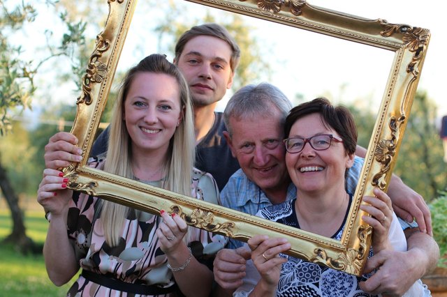 Ciao dall'Italia: Lisa, Michael, Josef und Sabine Höllbacher sind vor 14 Jahren in die Toskana ausgewandert. | Foto: Höllbacher