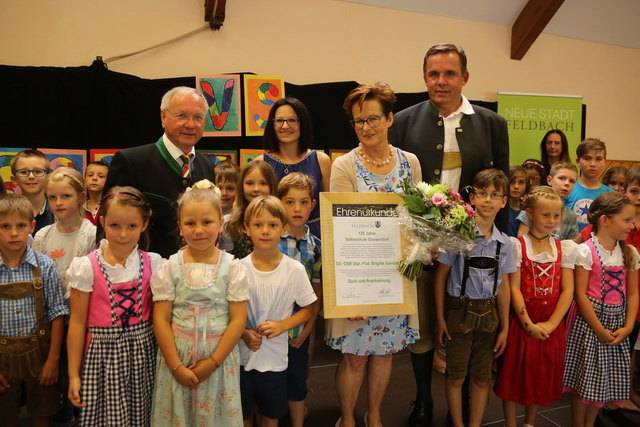 Für ihr Engagement wurden Evelyn Vollstuber und Schulleiterin Brigitte Ganster von Josef Ober und Helmut Marbler geehrt.