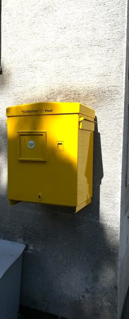 Die Post hat geschaltet und es gibt wieder ein Postkasterl bei der Trafik in der Raxstrasse 13 das vorherige wurde ja entwendet von unbekannt. Man freut sich. Nur wann es entleert wird steht noch nicht.