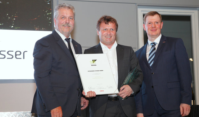 WKO-Obmann Herbert Mairhofer, Prokurist Robert Butz (Strasser Steine) und WKOÖ-Direktor-Stellvertreter Hermann Pühringer. | Foto: Foto: Mathe