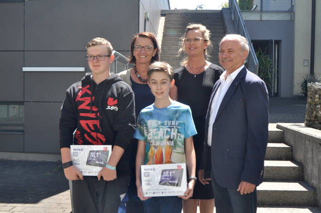 Justin Wolf und Alex Zellner mit Dir. Maria Klingler, Pädagogin Johanna Klingenschmid, WK-Obmann Klaus Lackner.