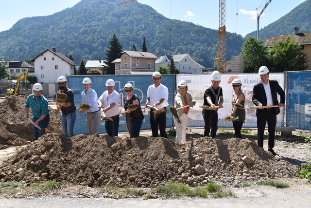 Stefan Steinlechner (Hochbautechnischer Amtssachverständiger Stadtgemeinde Wörgl), Alexander Zlotek (Alpenländische Bereichsleitung Technik-Neubau), Walter Hinterhölzl (Event Service RS GmbH), Andreas Schmidt (GR Referent Raumordnung, Stadtentwicklung u. Bauwesen), Verena Rießlegger (Architekten Adamer + Ramsauer), Markus Lechleitner (GF Alpenländische), Bgm Hedwig Wechner, Architekt, Jakob Haselsberger, Katharina Quirbach (Architekturbüro Moritz&Haselsberger), Thomas Bodner (Bodner Baugmbh & Co KG) (v.l.).