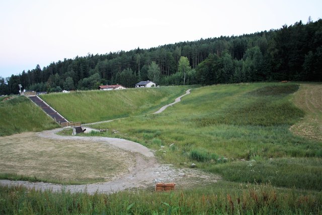 Ohne Wassermassen lädt das Rückhaltebecken Höllbach in Stattegg zum Wandern ein.