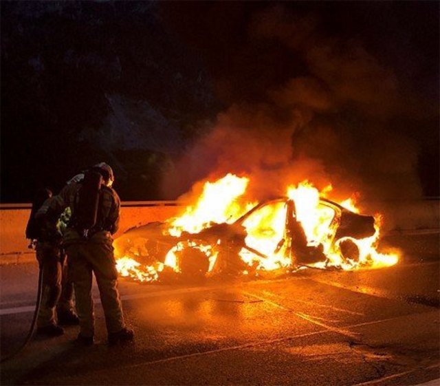 Das Auto einer Familie stand am Pannenstreifen der A10 Tauernautobahn bei Golling in Vollbrand.