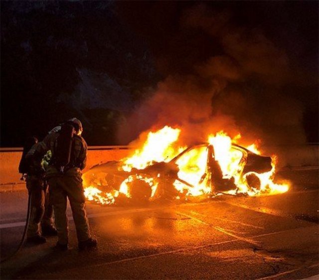 Das Auto einer Familie stand am Pannenstreifen der A10 Tauernautobahn bei Golling in Vollbrand. | Foto: FF Golling