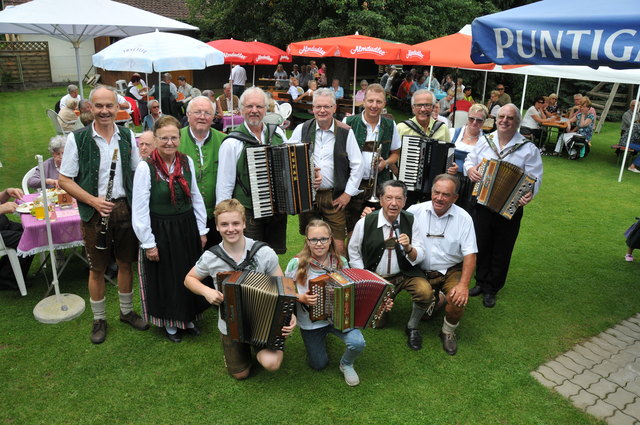 Grandioses Wetter und grandiose Musikanten sorgten für einen stimmungsvollen Frühschoppen im Gasthaus Kuhness. | Foto: Fotofrosch