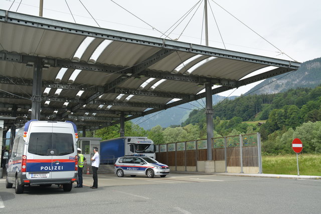 An der Kontrollstelle Radfeld, an der A12, kamen die Mitglieder des Ausschuss für Wohnen und Verkehr zusammen.