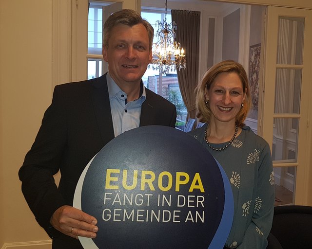 Ernst Mair mit Botschafterin Elisabeth Kornfeind.