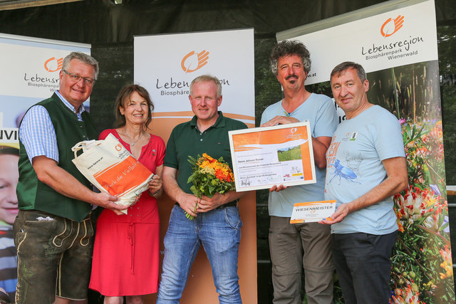 Johann Roiser - Wiesenmeister 2018 (Mähwiese, Königstetten) - im Bild mit (v.l.n.r) LAbg. Bgm. Christoph Kainz (Pfaffstätten), Leiterin MA 22 Dr. Karin Büchl-Krammerstätter, Dr. Thomas Wrbka und Biosphärenpark-Direktor Dr. Herbert Greisberger. | Foto: BPWW/N. Novak