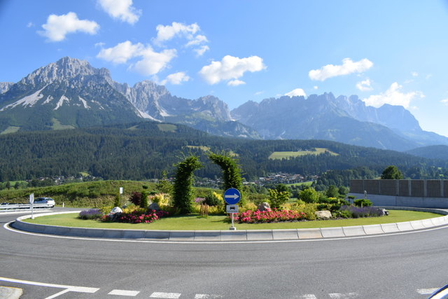 Der Kreisverkehr der Umfahrung Ellmau mit dem Wilden Kaiser im Hintergrund