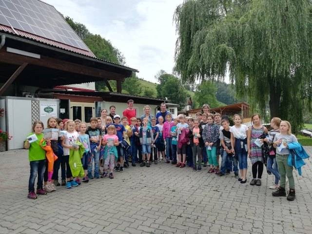 Sichtlich begeistert zeigten sich die Schulkinder der Volksschule Leoben-Leitendorf vom Bauernhofbesuch bei der Familie Judmaier in Trofaiach. | Foto: KK