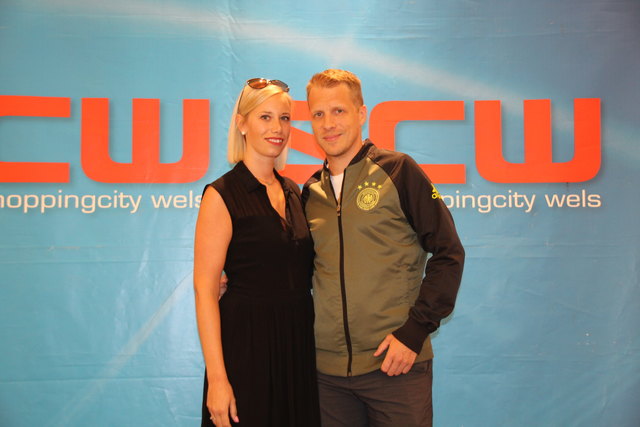 Denise Schamböck, SCW Marketing, begrüßte Oliver Pocher anlässlich der Fußball-WM in der SCW. | Foto: Schmidberger